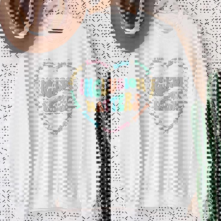 インクルージョン マターズ 自閉症 意識 スピード 教師 優しさ 長袖tシャツ スウェットシャツ 年配の女性への贈り物