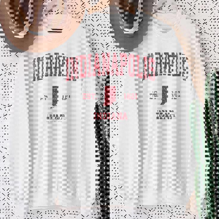 インディアナポリス インディアナ州 ヴィンテージ スポーツ デザイン レッド プリント スウェットシャツ 年配の女性への贈り物