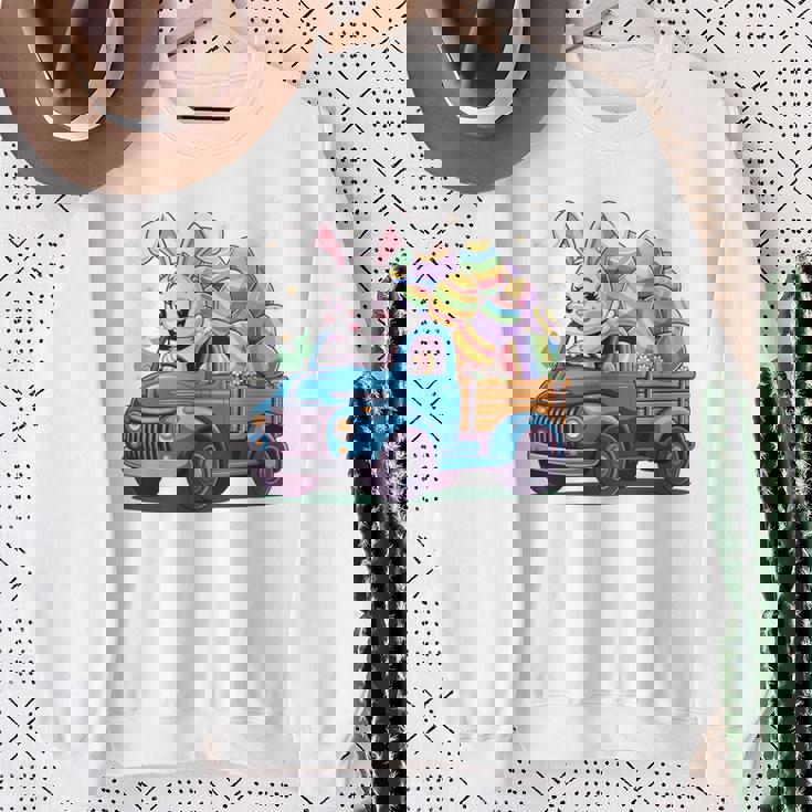 イースタートラッカー-面白いイースターバニーボーイズイースターネストトラック 長袖tシャツ スウェットシャツ 年配の女性への贈り物