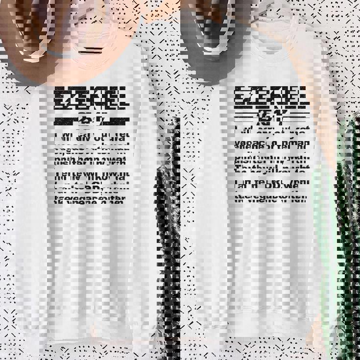 エゼキエル書第25章17節 スウェットシャツ 年配の女性への贈り物