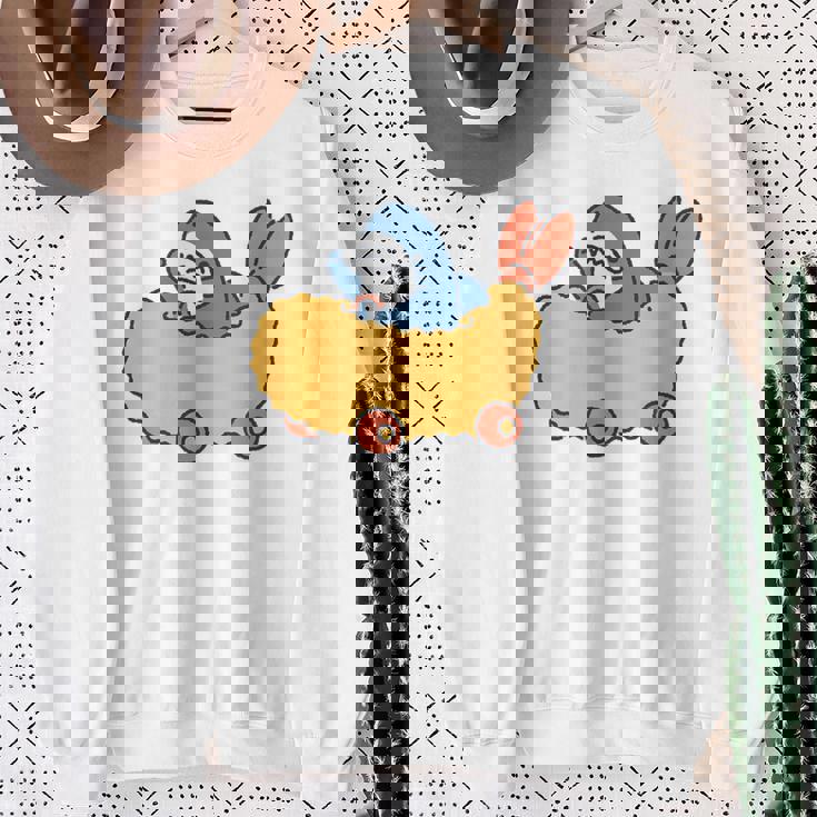 エビフライのくるまを運転するサメ スウェットシャツ 年配の女性への贈り物