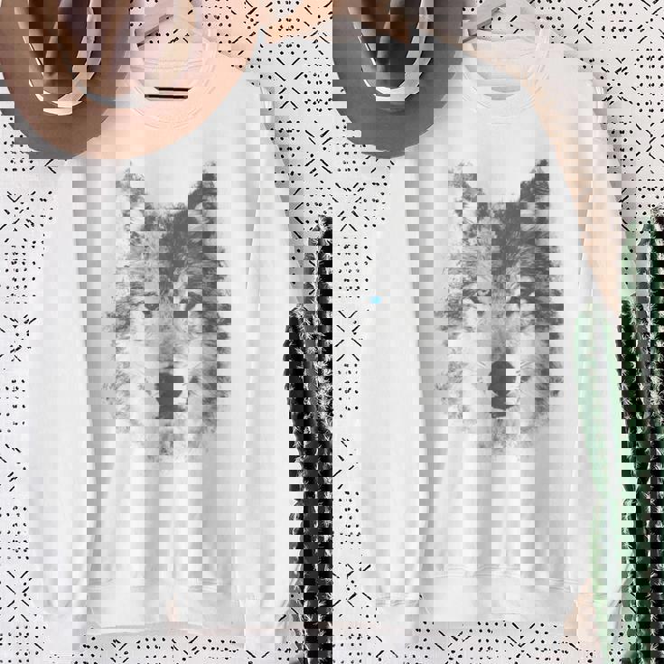 オオカミの顔 青い目 美的スマッジアートスタイル 野生動物 スウェットシャツ 年配の女性への贈り物