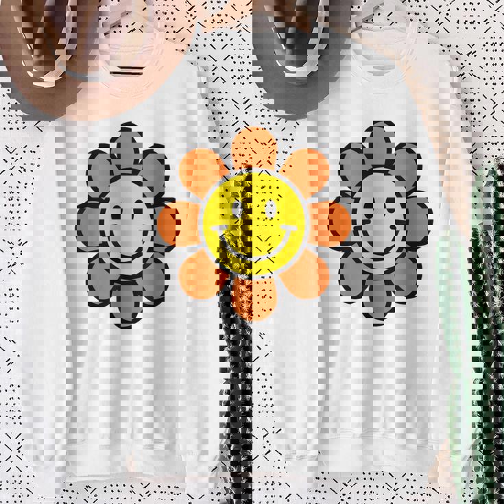 オレンジ イエロー ハッピー スマイル スマイル フェイス デイジー フラワーガール スウェットシャツ 年配の女性への贈り物