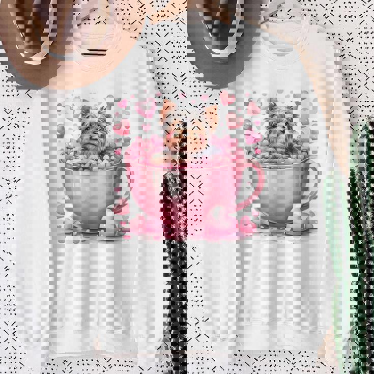 カップに入った子犬 長袖tシャツ スウェットシャツ 年配の女性への贈り物