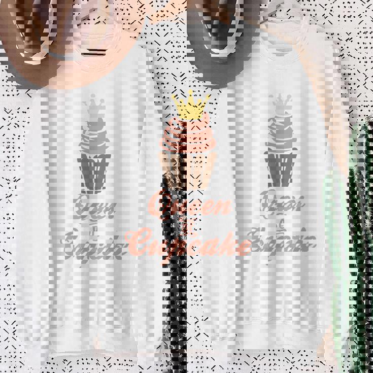 カップケーキの女王 長袖tシャツ スウェットシャツ 年配の女性への贈り物