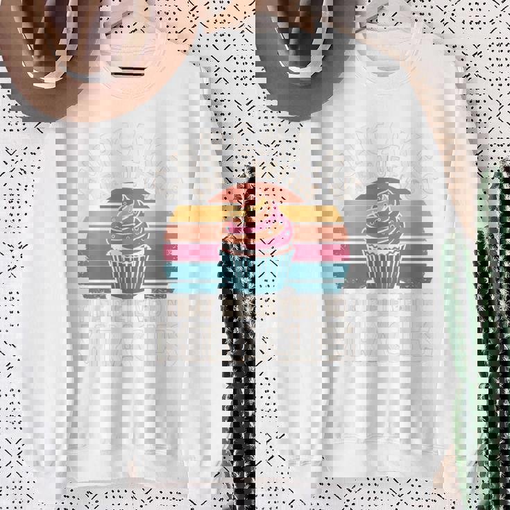 カップケーキは奇跡を信じたマフィンです レトロカップケーキ 長袖tシャツ スウェットシャツ 年配の女性への贈り物