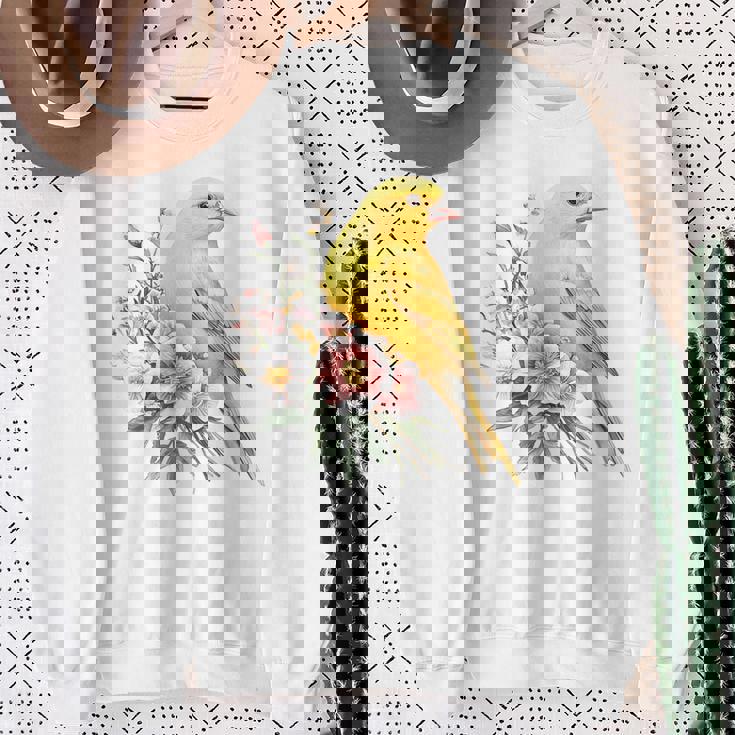 カナリアの鳥好き、ピンクの花のかわいい鳥、自然。 スウェットシャツ 年配の女性への贈り物