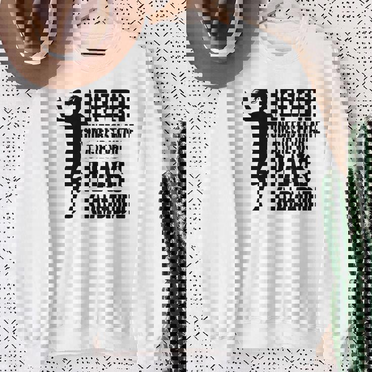 カヴァディを演じる少女を決して過小評価しない スウェットシャツ 年配の女性への贈り物