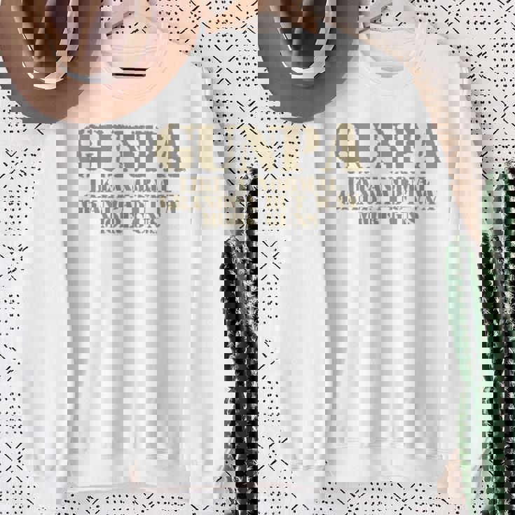 ガンパ 普通のおじいちゃん軍隊 銃好きのおじいちゃん 長袖tシャツ スウェットシャツ 年配の女性への贈り物