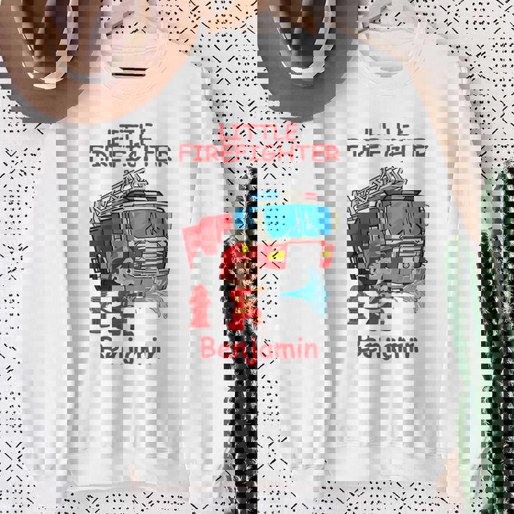 キッズ 消防署の消防車 小さな消防士ベンジャミン スウェットシャツ 年配の女性への贈り物