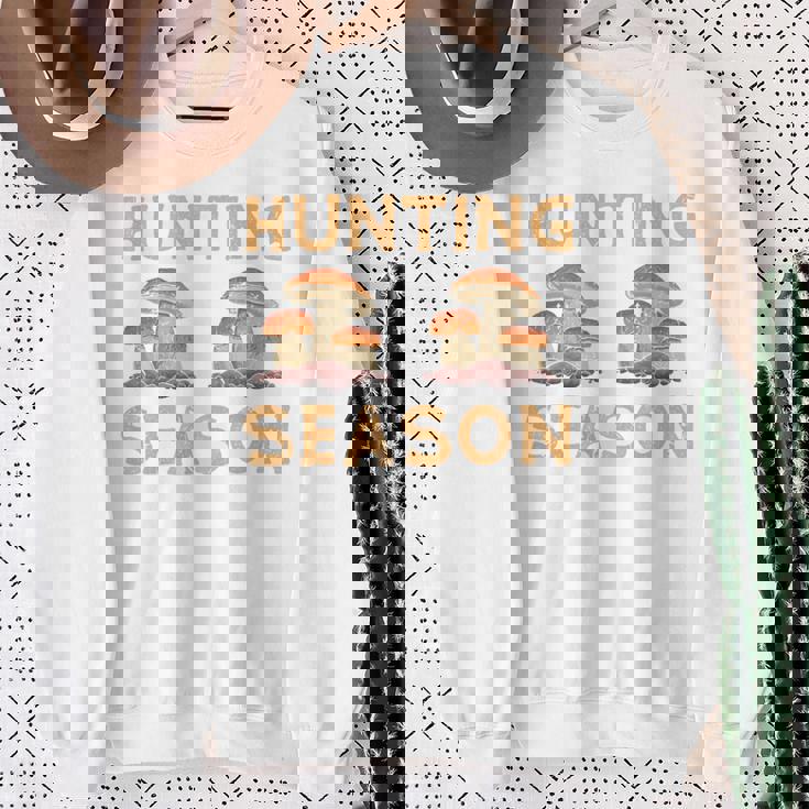 キノコ狩りの季節 長袖tシャツ スウェットシャツ 年配の女性への贈り物