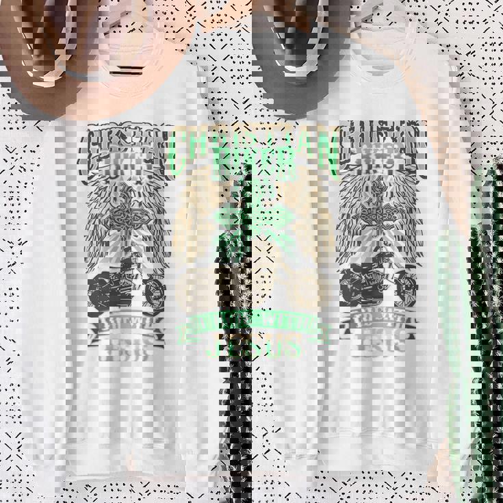 キリスト教バイカーライドウィズジーザスオートバイバックプリントデザイン スウェットシャツ 年配の女性への贈り物