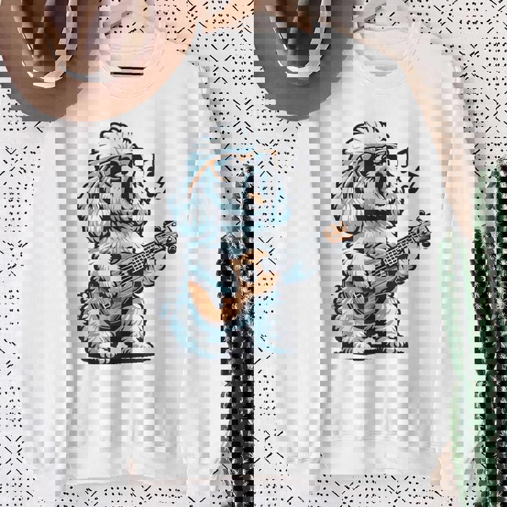 ギターを弾く犬 マルチーズプードル 面白い落書き スウェットシャツ 年配の女性への贈り物