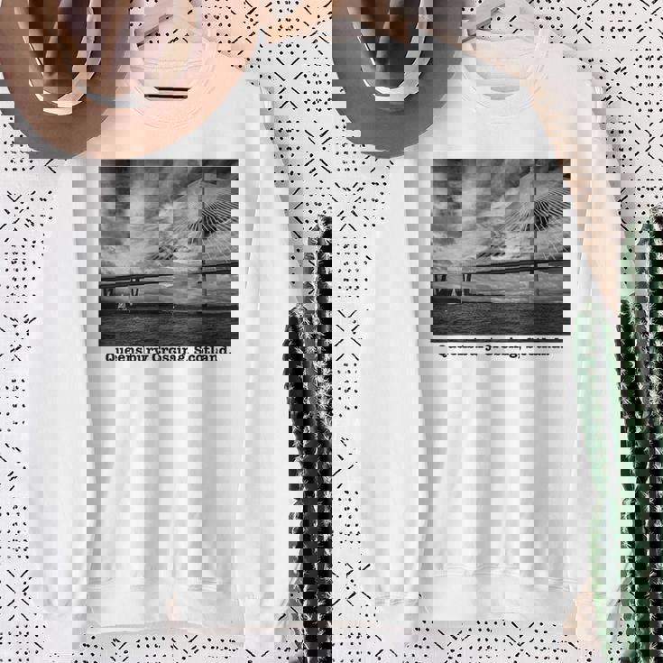 クイーンズベリークロッシング スコットランド 写真 風景 B&W ライト スウェットシャツ 年配の女性への贈り物