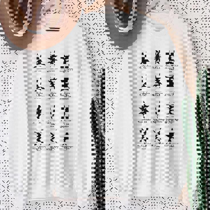 クールなタイプの忍者スターと手裏剣格闘技tシャツ スウェットシャツ 年配の女性への贈り物