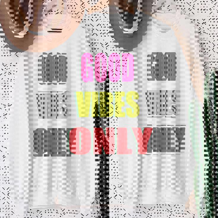 グッド・バイブス・オンリー 長袖tシャツ スウェットシャツ 年配の女性への贈り物