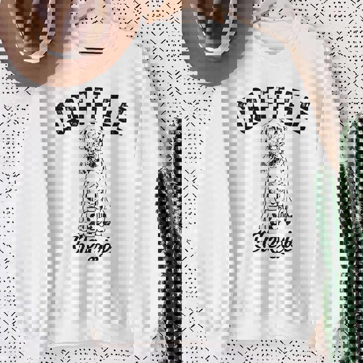 コーヒーとチェシー犬 チェサピークベイレトリーバー 子犬 スウェットシャツ 年配の女性への贈り物