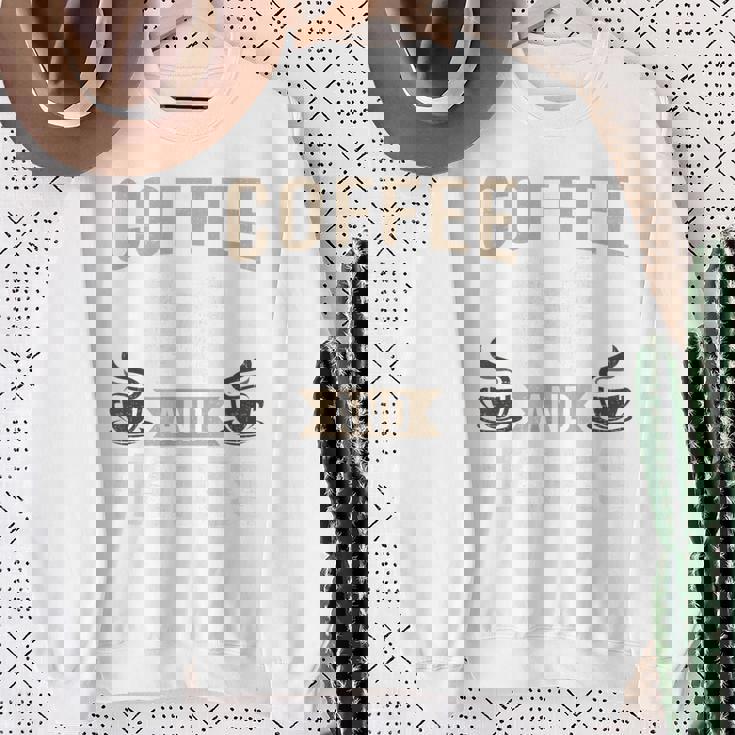 コーヒーとペキニーズ犬愛好家 スウェットシャツ 年配の女性への贈り物