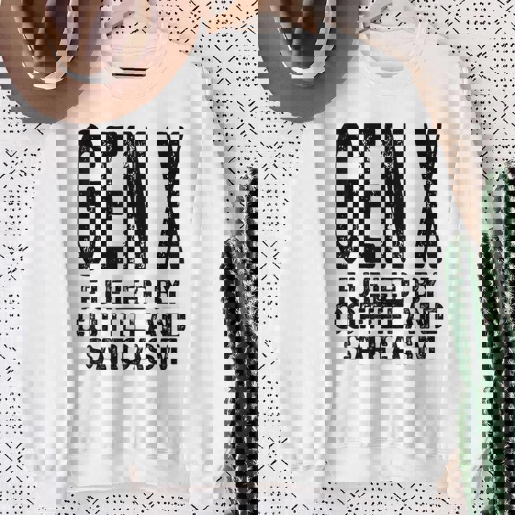 コーヒーと皮肉なユーモアに刺激された面白いジェネレーションx Gen X スウェットシャツ 年配の女性への贈り物