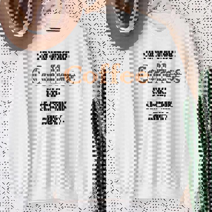 コーヒーのない一日はそういうもの、考えてみましょう。 スウェットシャツ 年配の女性への贈り物