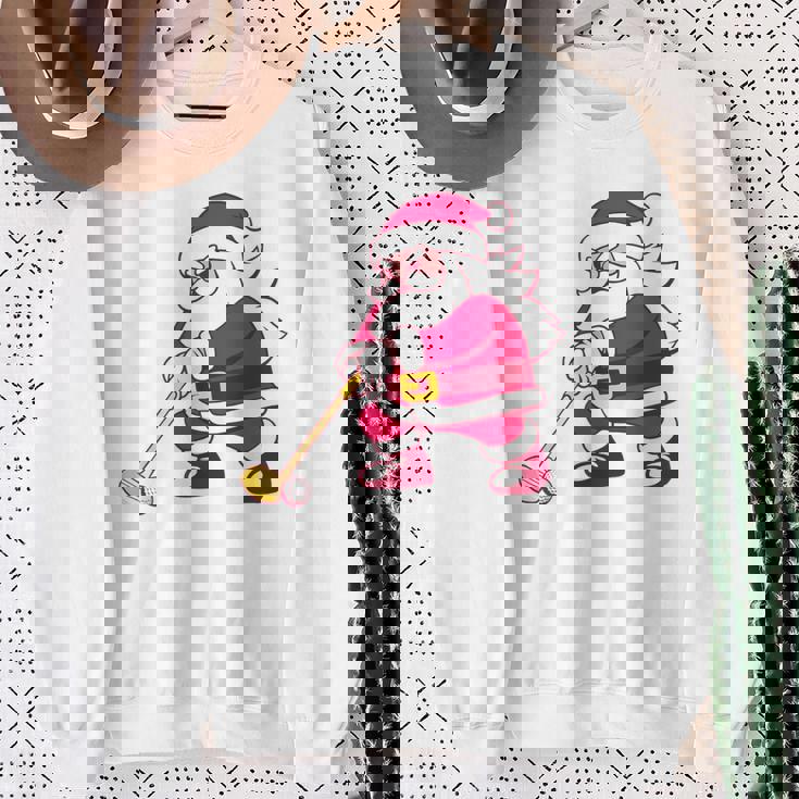 ゴルフをする面白い醜いクリスマスサンタ。 スウェットシャツ 年配の女性への贈り物