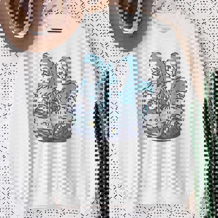 サメがたくさんトラックに スウェットシャツ 年配の女性への贈り物