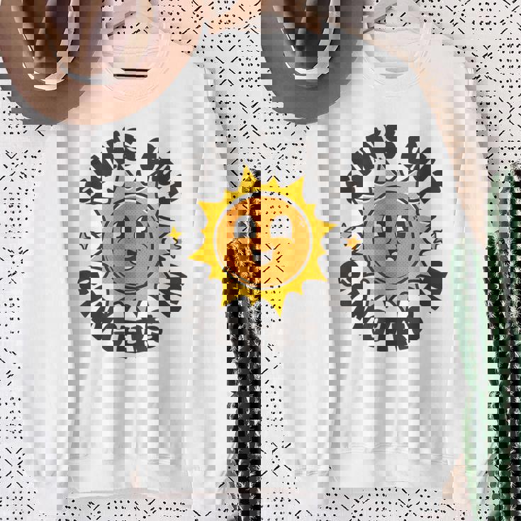 サンズ・アウト・ジンジャーズ・イン スウェットシャツ 年配の女性への贈り物