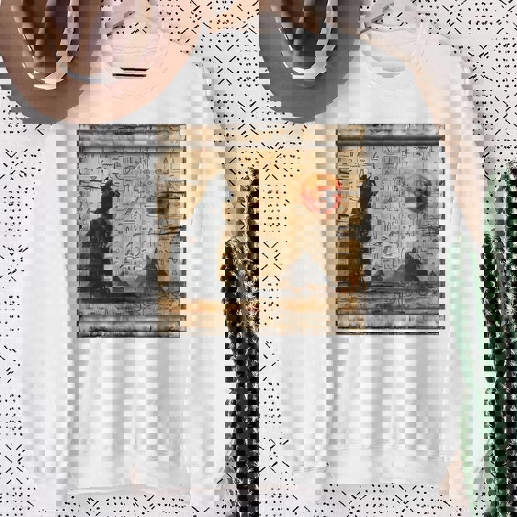 サンセット ピラミッド パピルス スクロール 砂漠 エジプトアート 猫 長袖tシャツ スウェットシャツ 年配の女性への贈り物