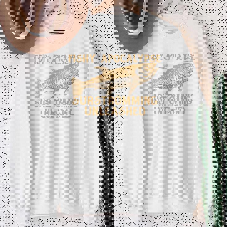 シュールストレミングの臭いゲロ魚チャレンジ 長袖tシャツ スウェットシャツ 年配の女性への贈り物