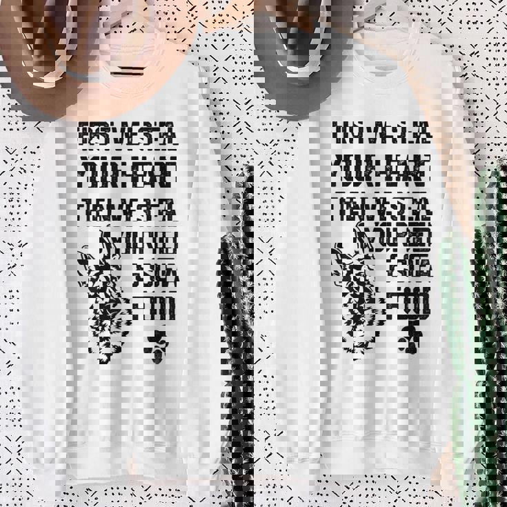 ジャーマン・シェパードはあなたの心を盗みますあなたのベッドとソファを盗みます スウェットシャツ 年配の女性への贈り物