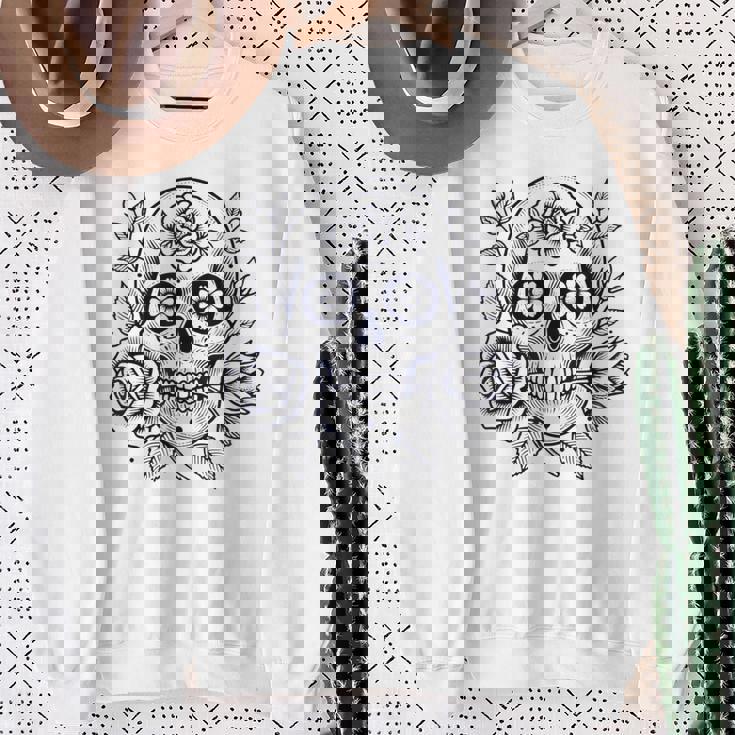 スカルと花の伝統的なタトゥースタイル スウェットシャツ 年配の女性への贈り物