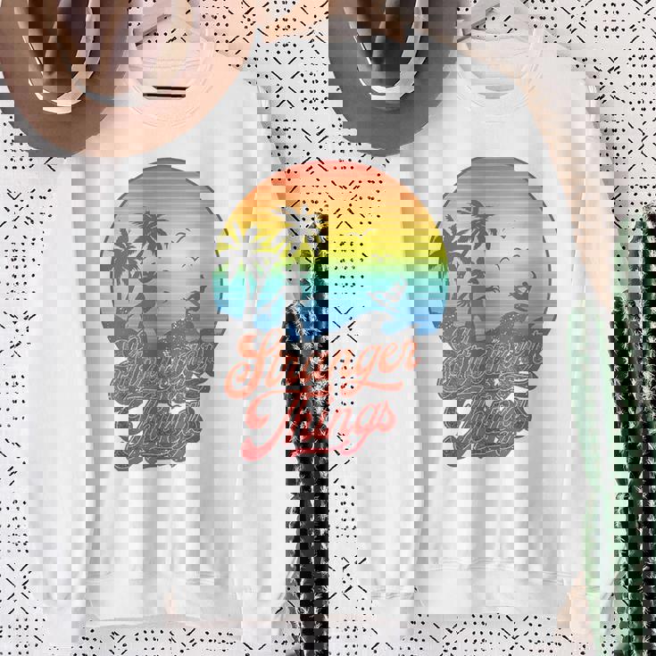 ストレンジャー・シングス サーファーボーイ ピザ デモゴルゴン カリ レトロ 80年代 スウェットシャツ 年配の女性への贈り物