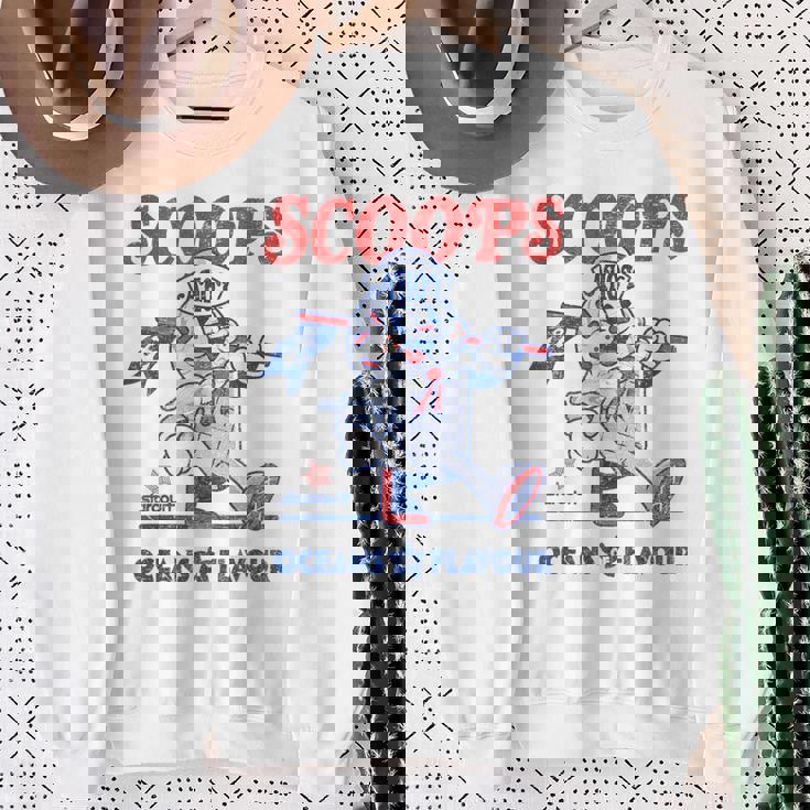 ストレンジャー・シングス スクープ アホイ アイスクリーム マスコット スターコート レトロ スウェットシャツ 年配の女性への贈り物