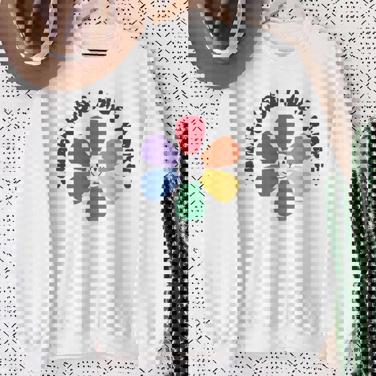 スマイル レインボー ハッピーフェイス 花 Lgbt ゲイ レズビアン プライド 月 スウェットシャツ 年配の女性への贈り物