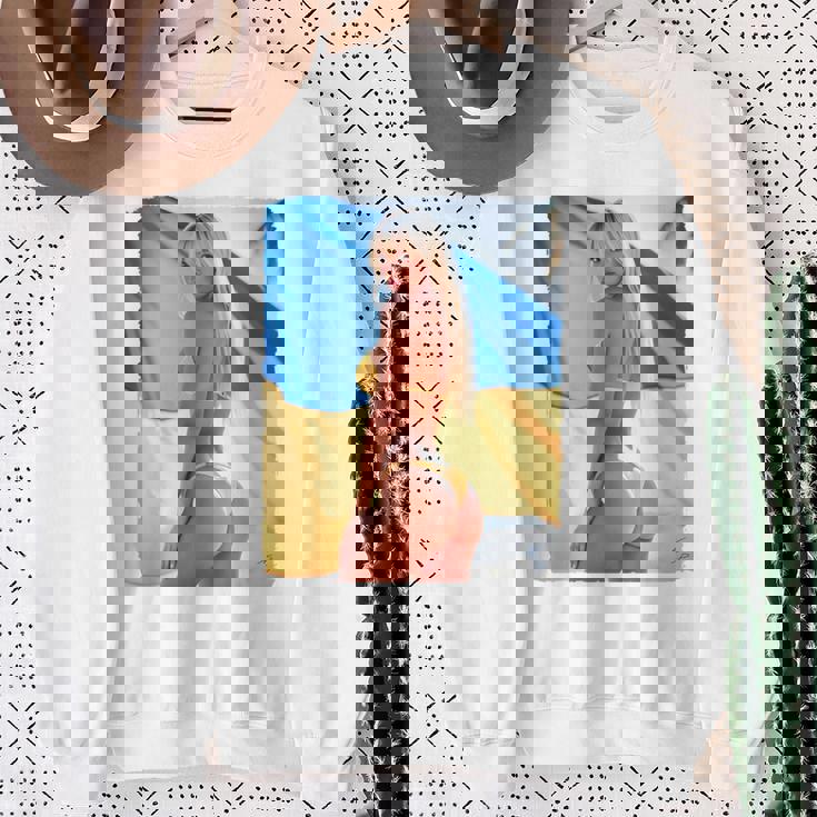 セクシーガールグラフィックtシャツ 「モダンピンナップガール&ウクライナ国旗2」 長袖tシャツ スウェットシャツ 年配の女性への贈り物