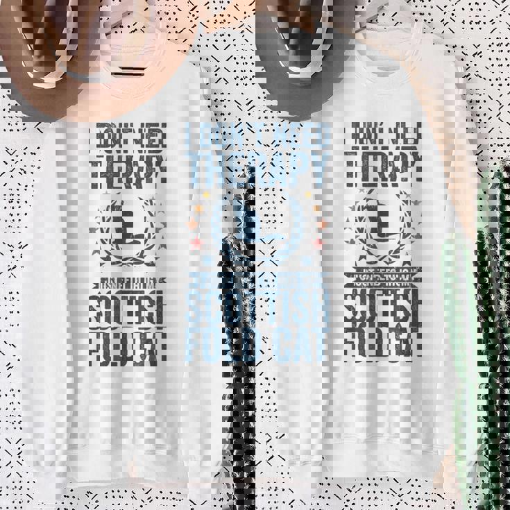 セラピーは要らない、スコティッシュ・フォールドの猫を抱きしめて スウェットシャツ 年配の女性への贈り物