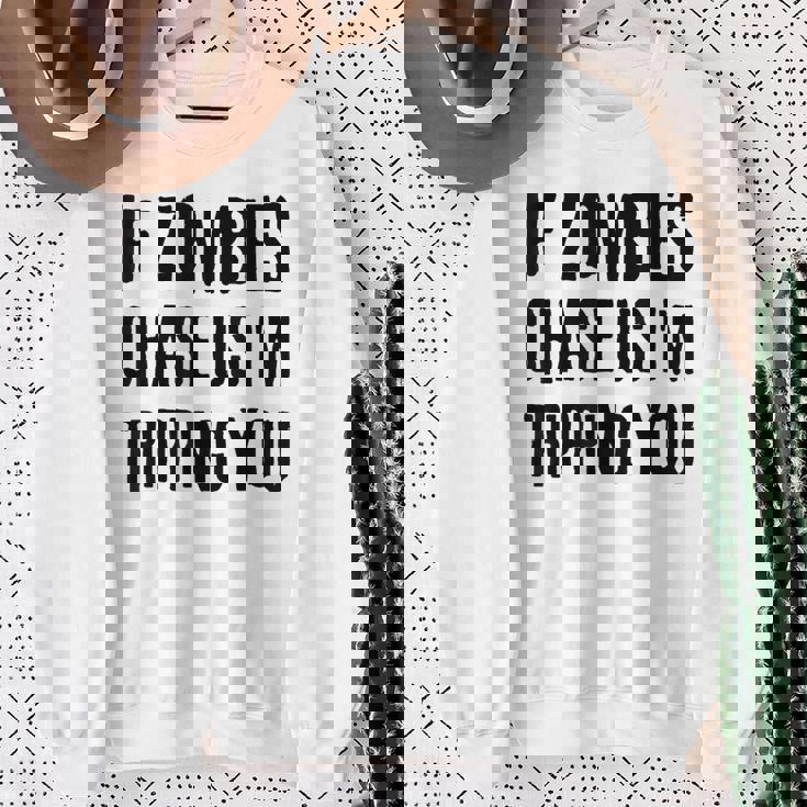 ゾンビに追われたらつまずくよおもしろいハロウィン スウェットシャツ 年配の女性への贈り物