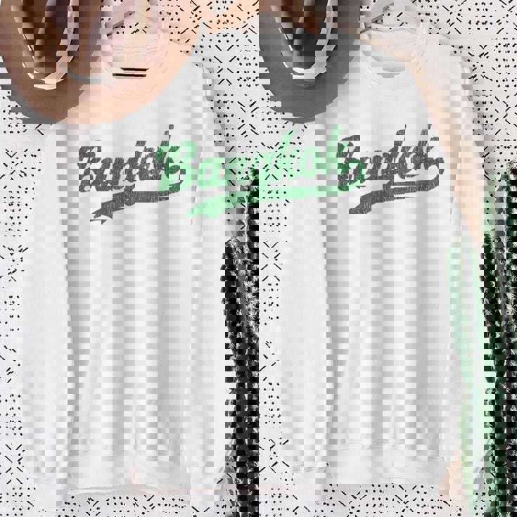 タイのバンコクビンテージスポーツグラフィック。 スウェットシャツ 年配の女性への贈り物