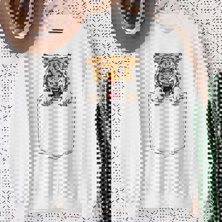 タイガー ポケットに入ったトラ 覗き見虎 長袖tシャツ スウェットシャツ 年配の女性への贈り物