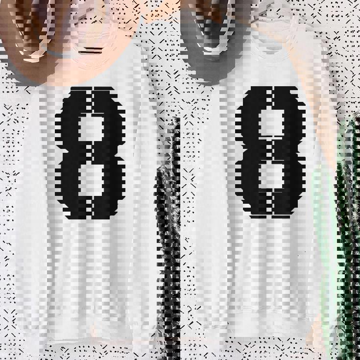 タイポグラフィ 太字 ステンシル 8番 数字 8 スウェットシャツ 年配の女性への贈り物