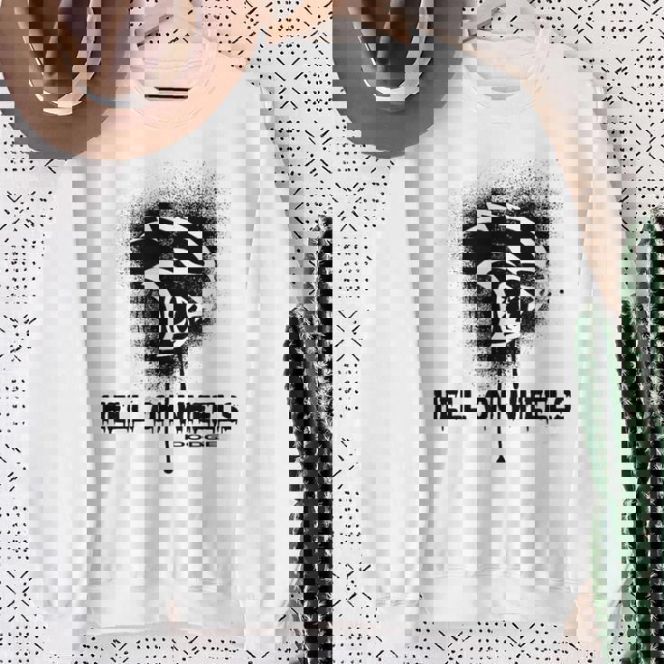 ダッジ・ヘルキャット・ヘル・オン・ホイールズ スウェットシャツ 年配の女性への贈り物