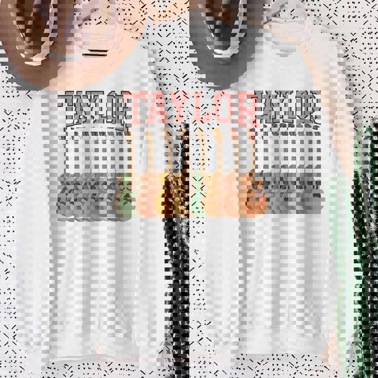 テイラー・ギター・カレッジ スウェットシャツ 年配の女性への贈り物