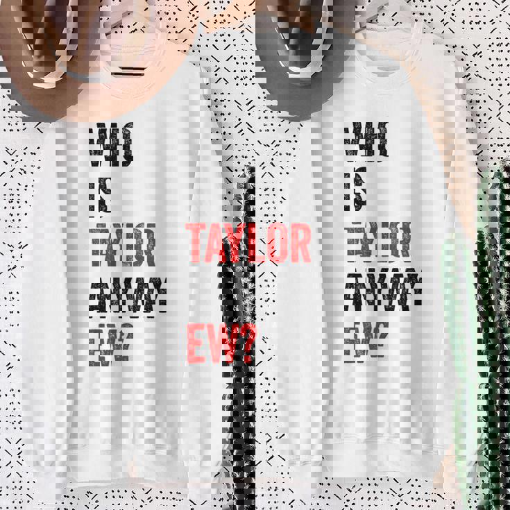 テイラー・ユーテイラーって誰？とにかく面白い スウェットシャツ 年配の女性への贈り物