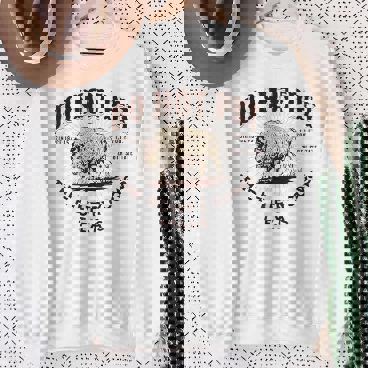 テキサス・ドント・ペット・ザ・フワッフィー・カウズ・ファニー・バイソン スウェットシャツ 年配の女性への贈り物