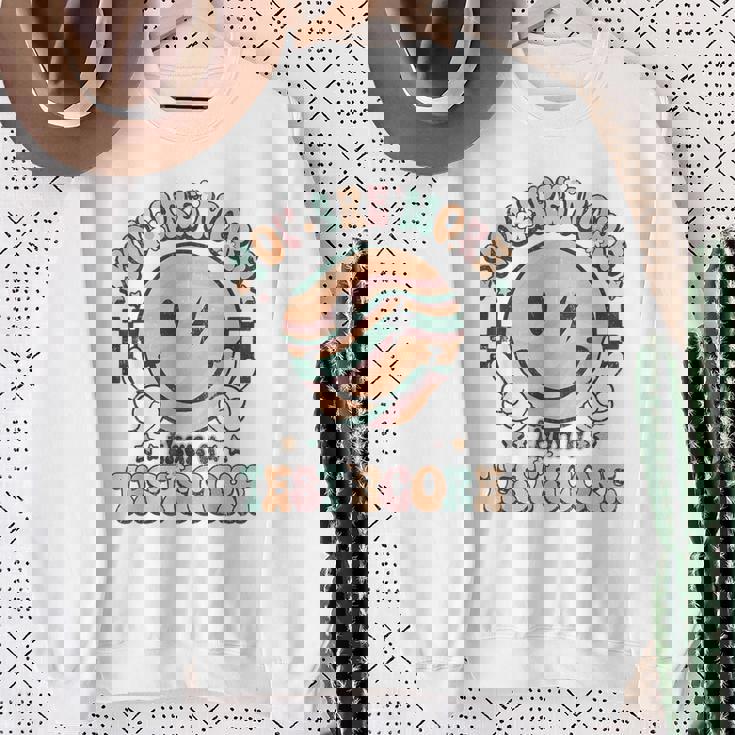 テスト先生 グルーヴィースマイル あなたはテスト結果以上のものです スウェットシャツ 年配の女性への贈り物