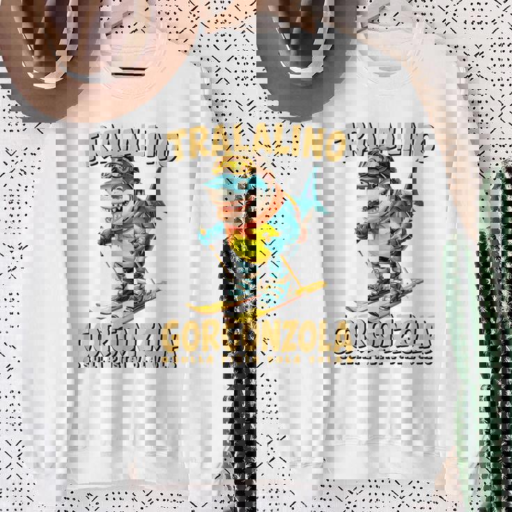 トララリーノ・ゴルゴンゾーラ – トララレロチーズミッションのスキーシャーク。 長袖tシャツ スウェットシャツ 年配の女性への贈り物