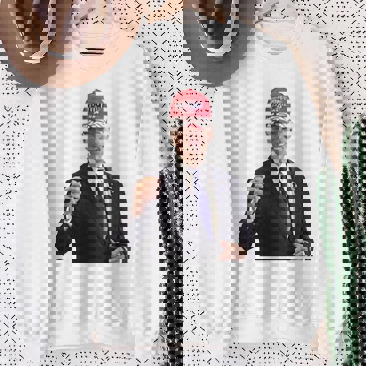 トランプの帽子をかぶったバイデンの陽気なグラフィック 長袖tシャツ スウェットシャツ 年配の女性への贈り物