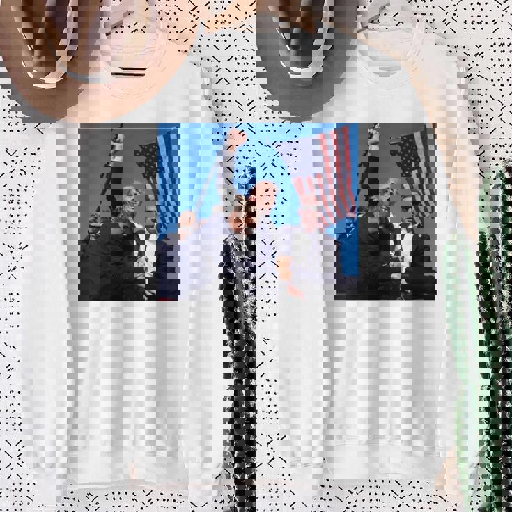 トランプ大統領のために祈り、決して降伏しない、神の祝福トランプ。 長袖tシャツ スウェットシャツ 年配の女性への贈り物