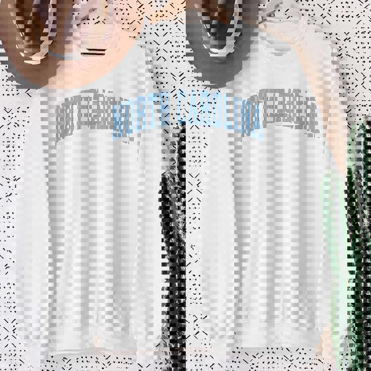 ノースカロライナ州ノースカロライナ州ヴィンテージアスレチックスポーツデザインブルースタイル スウェットシャツ 年配の女性への贈り物