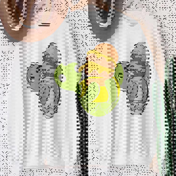 ハンバーガーを食べるかわいいカメ 面白いハンバーガー 長袖tシャツ スウェットシャツ 年配の女性への贈り物